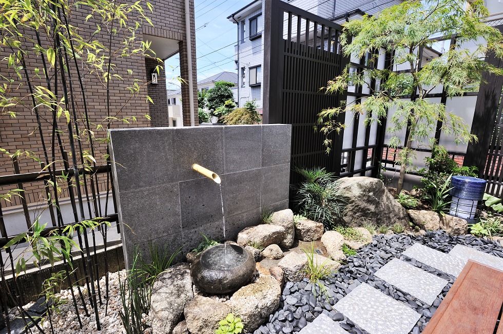 坪庭を臨む和モダンの庭