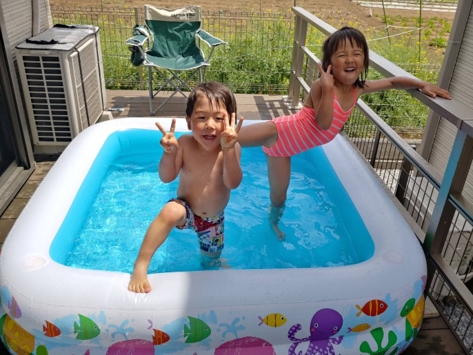 ウッドデッキで楽しく遊んでいる
