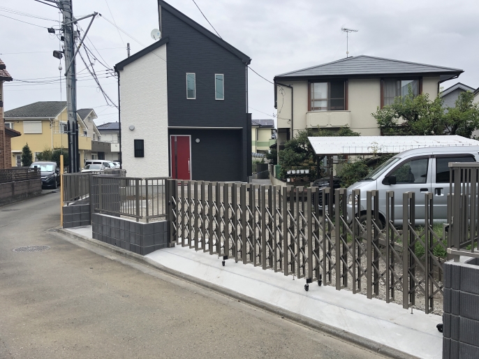 グレーの化粧ブロックにシルバーのフェンス