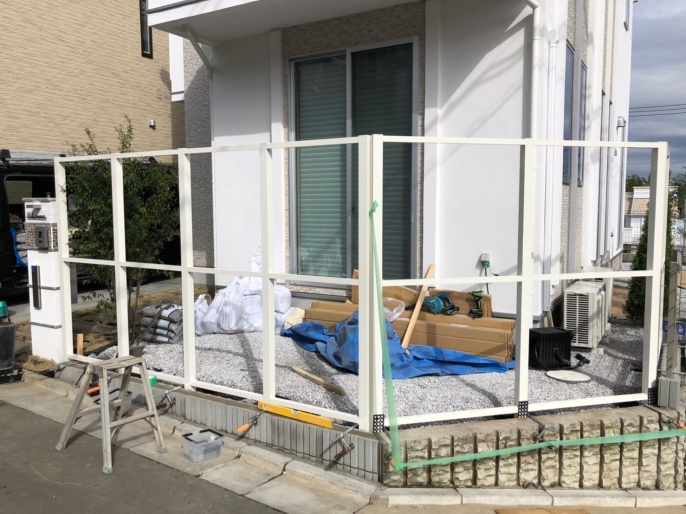 フレームに板を貼り付け