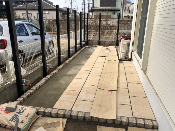 テラス内に平板を並べる作業