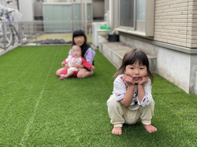 自宅の庭で子供たち