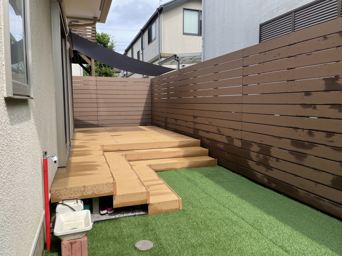 木樹脂製の目隠しフェンス