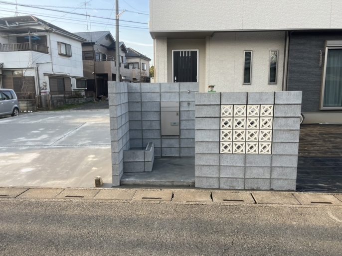 ポーラスブロックが特徴的な門塀