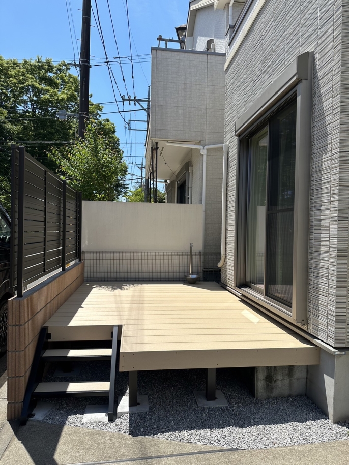 目隠しフェンスとウッドデッキ