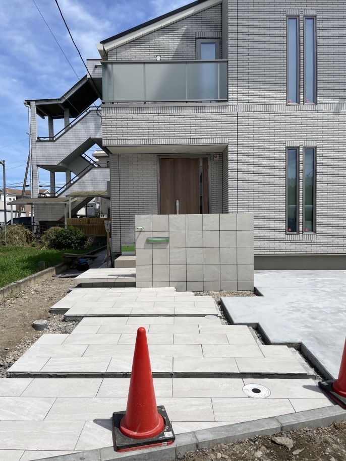 300角タイルの門塀