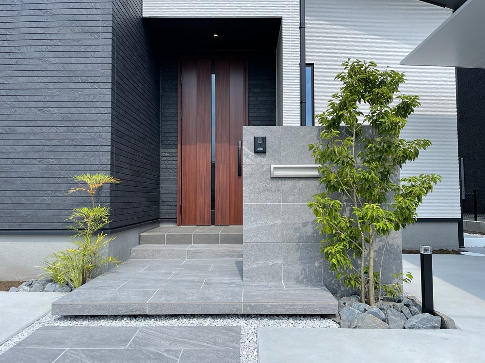 植栽を合わせて表情が豊かな門まわり