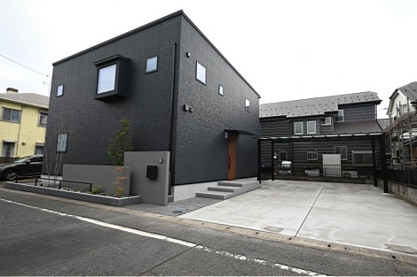 住宅街でひと際目を引く