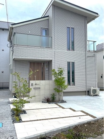 門塀に落ちる植栽