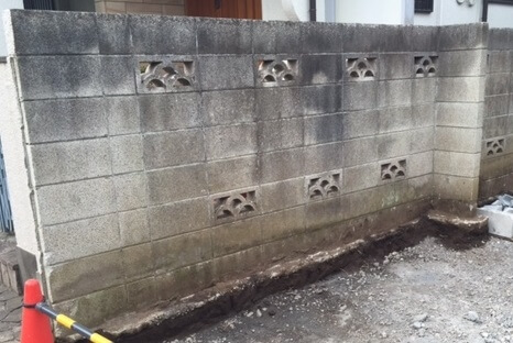 倒壊してもおかしくないブロック塀