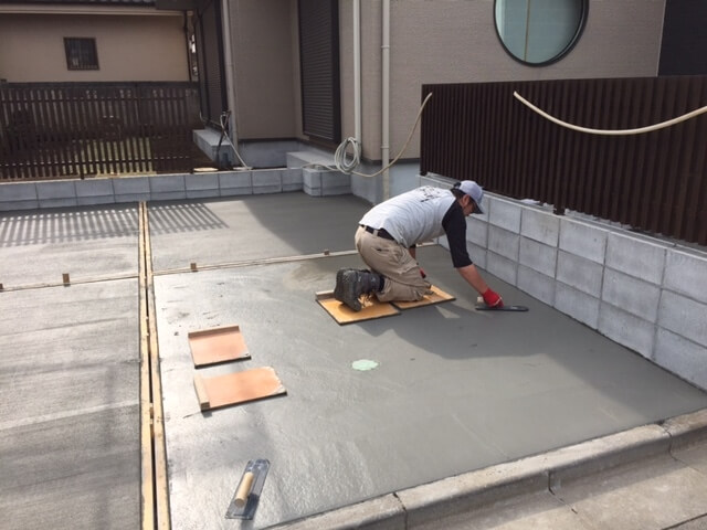 コンクリート均し中