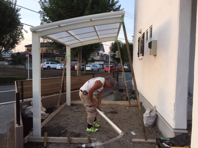 サイクルポート施工中