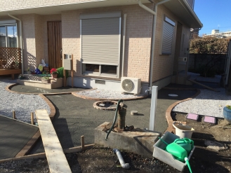 アプローチの自然石乱貼り