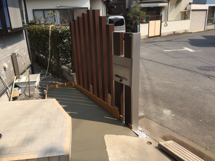 木目調のアルミ角柱の列柱