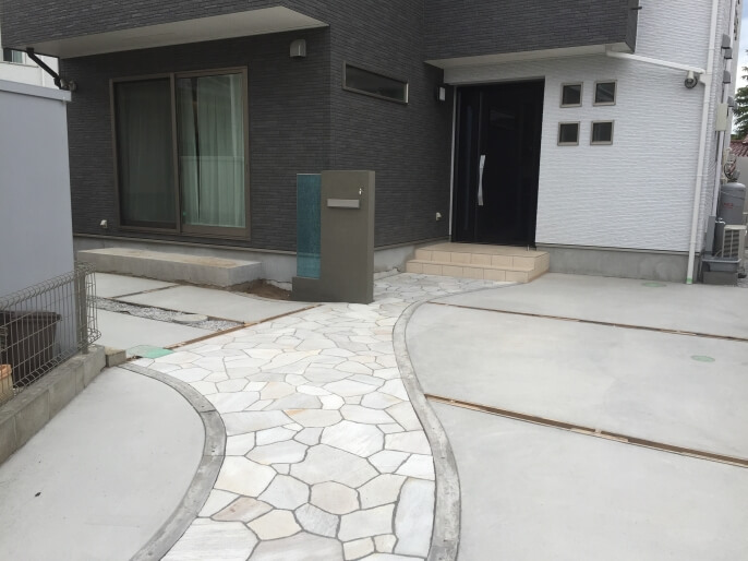 アプローチの石貼り