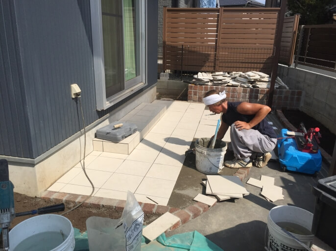 テラス部分にもタイル