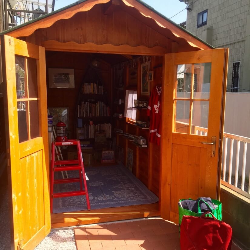 木製の小屋やレンガ敷きのアプローチ
