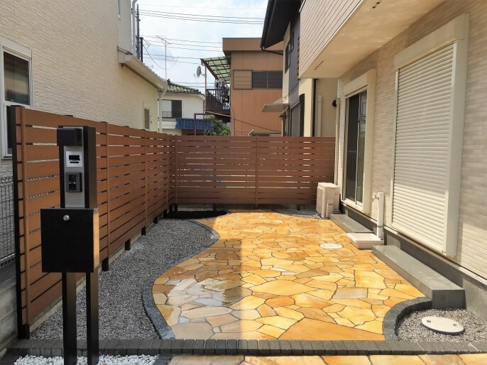 目隠しフェンスを設置