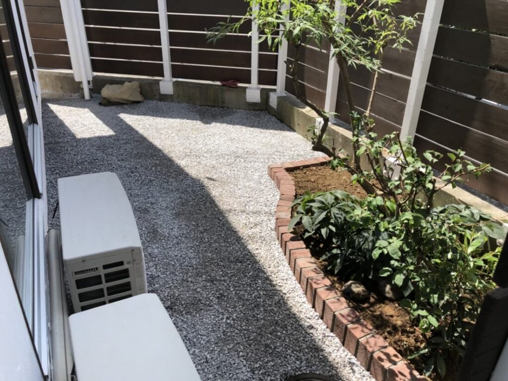防草シートと砂利敷き