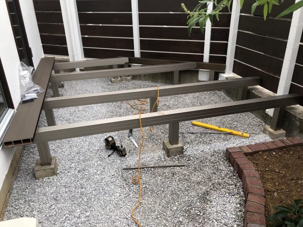 ウッドデッキ施工中