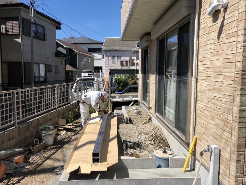 オーニング組立中