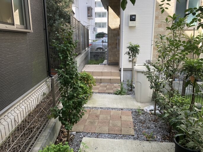 玄関に向かってのアプローチ