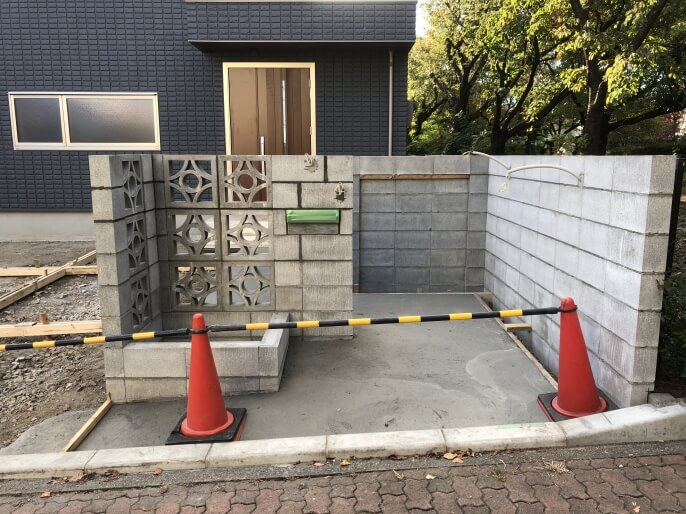 ブロックで塀の下地を施工
