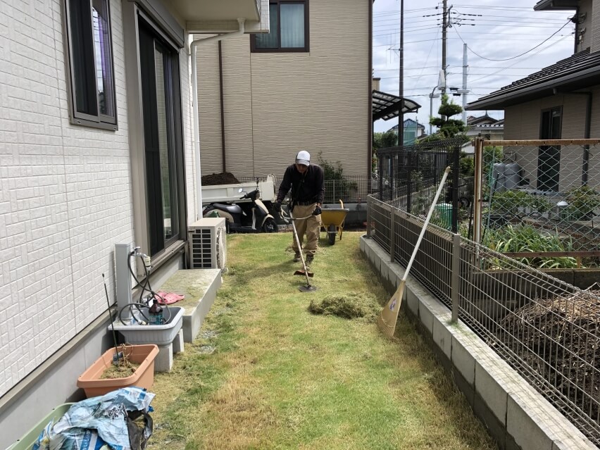芝刈り作業中