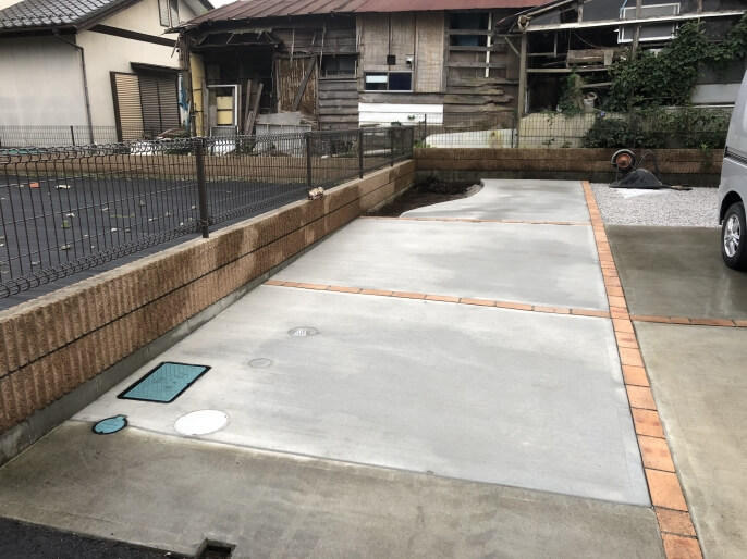 コンクリートと砂利敷き