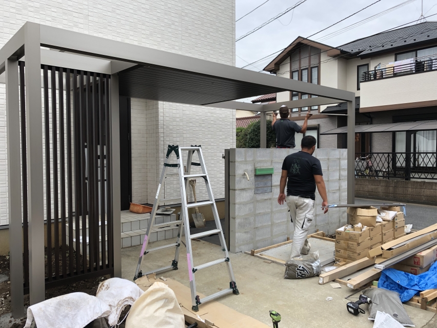 縦格子や天天井材施工