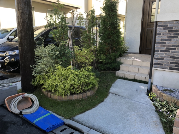 植栽地の一部を撤去し駐輪所に