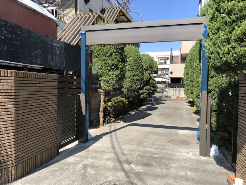 シャッター脇のフェンス