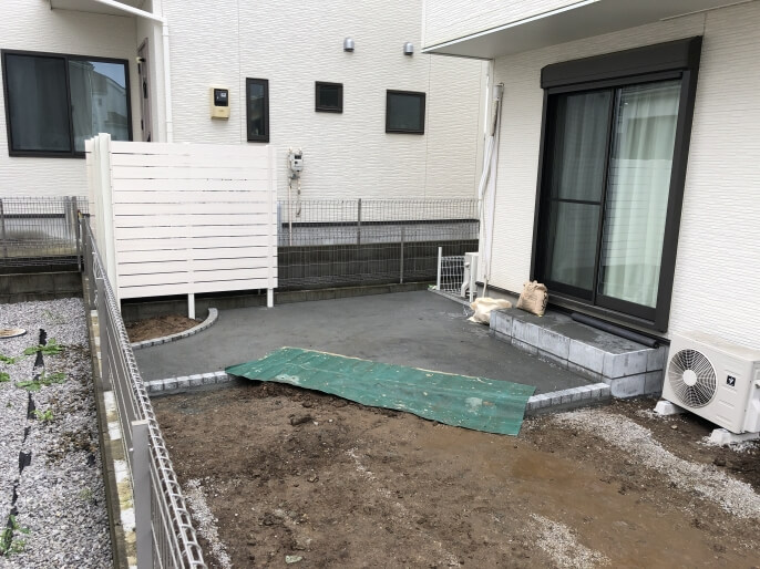 お庭はタイルテラスと人工芝