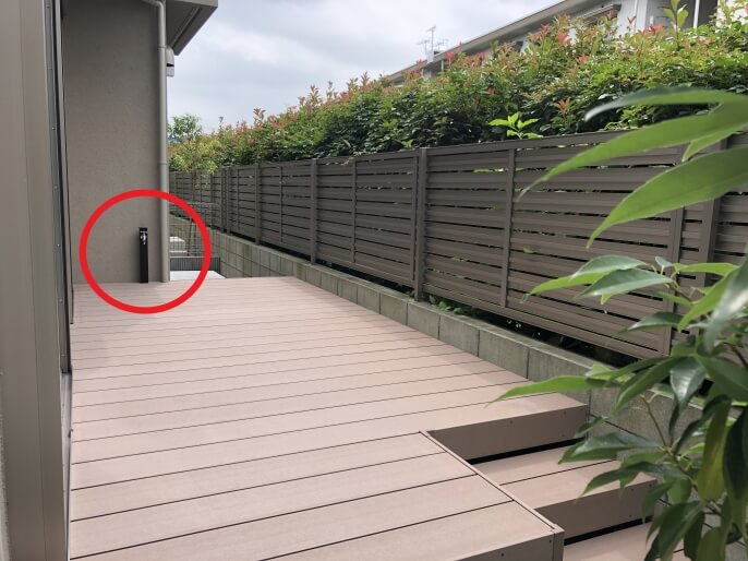 ウッドデッキの上で水遊び