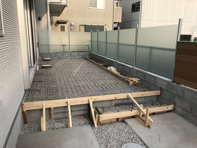 外構にスタイリッシュな２種類のフェンス施工中 西東京市 東京都福生市 外構 庭 エクステリア アサクラガーデン