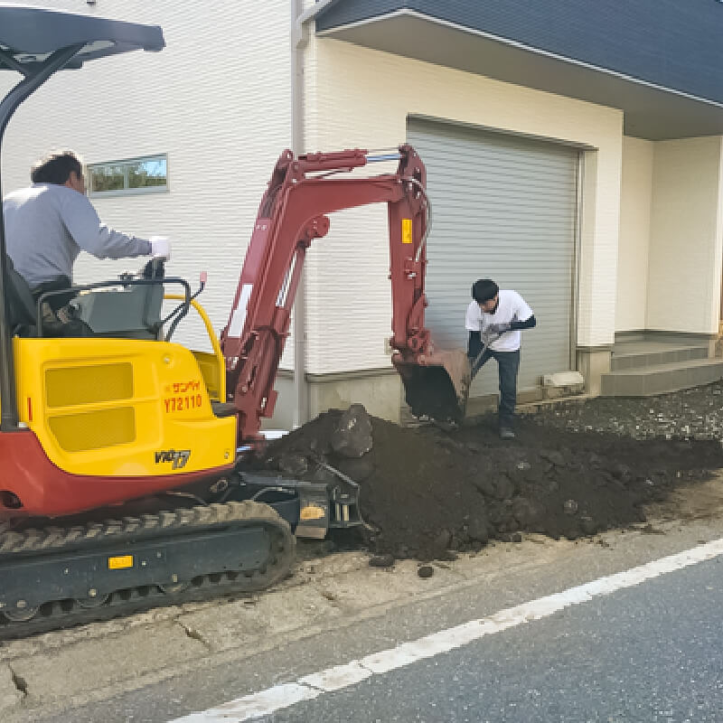 土を掘削する