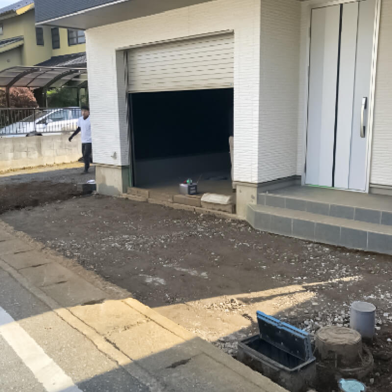 砕石（砂利）を敷き詰め