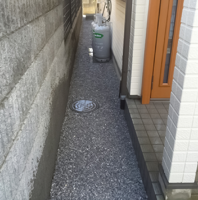 家の裏側や建物周り（犬走り）