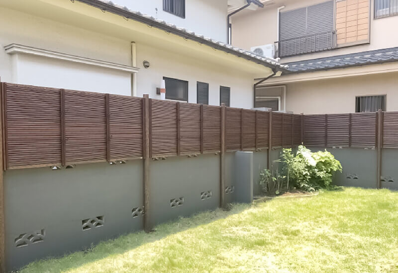 和モダンの建物に合わせたおしゃれな人工竹の目隠しフェンス