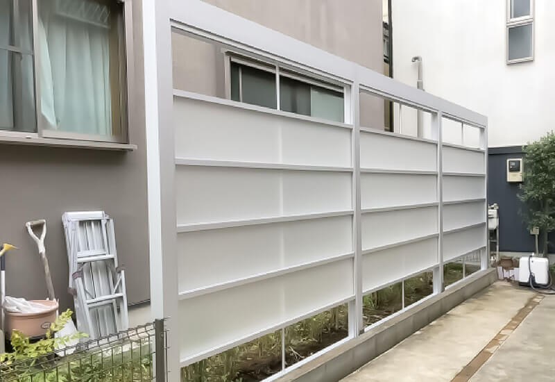 LIXILのGスクリーンのデザイン性の高い目隠しフェンス