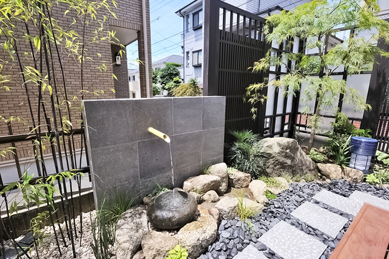 坪庭を臨む和モダンの庭